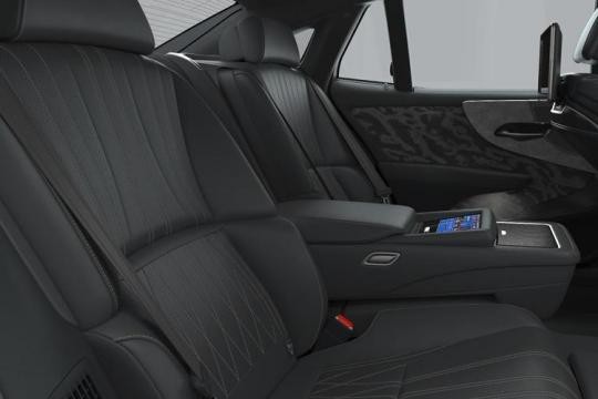 Lexus LS Saloon 500h 4 Door 3.5 359 Takumi Pleat E-Cvt